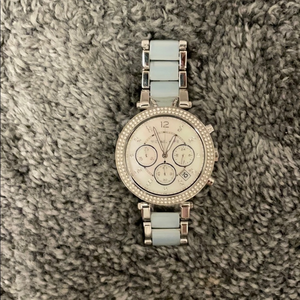 Like new silver Michael kors watch with Pearl face